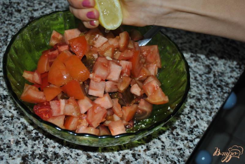 Фото приготовление рецепта: Салат из помидоров с хреном шаг №2