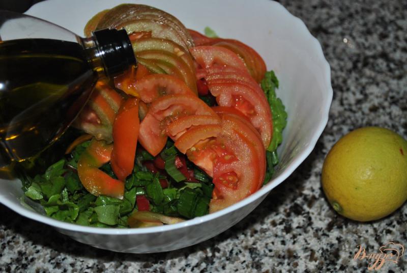Фото приготовление рецепта: Салат с помидорами шаг №5