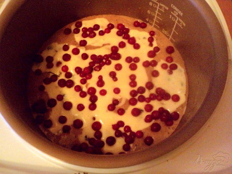 Фото приготовление рецепта: Мраморный пирог с ягодами в мультиварке шаг №4