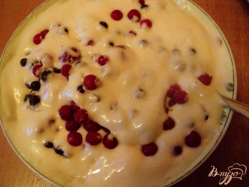 Фото приготовление рецепта: Мраморный пирог с ягодами в мультиварке шаг №3