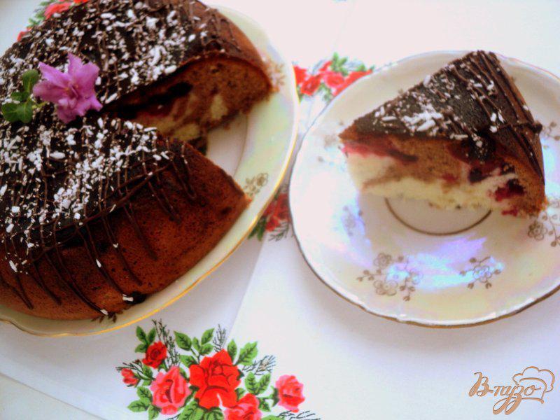 Фото приготовление рецепта: Мраморный пирог с ягодами в мультиварке шаг №8