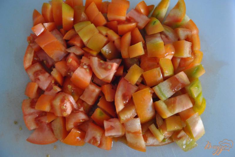 Фото приготовление рецепта: Пикантный салат с помидорами и чили шаг №1