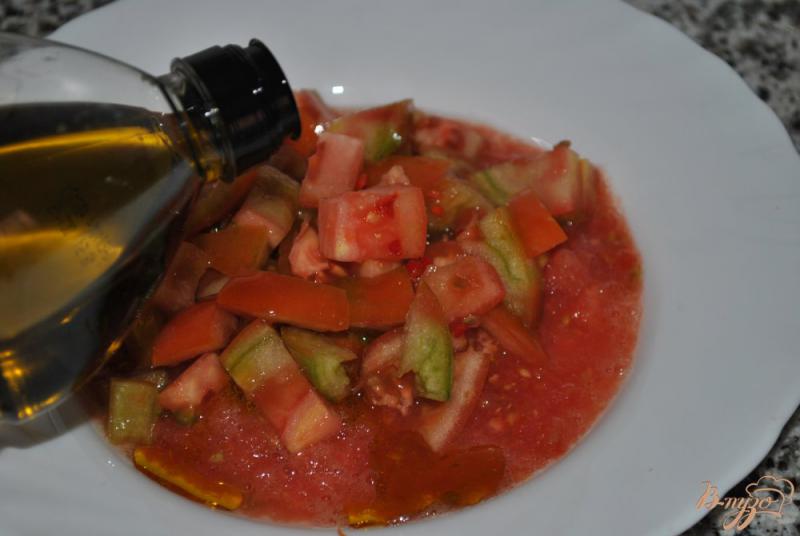 Фото приготовление рецепта: Пикантный салат с помидорами и чили шаг №4