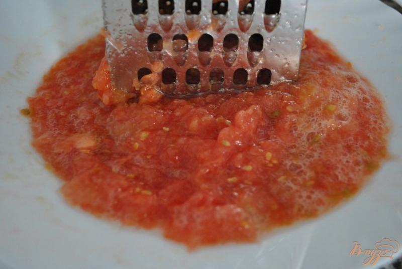 Фото приготовление рецепта: Пикантный салат с помидорами и чили шаг №2