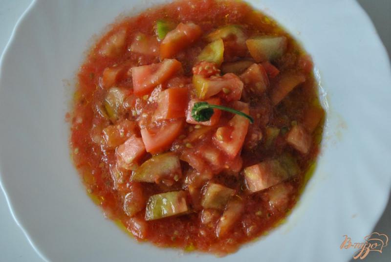 Фото приготовление рецепта: Пикантный салат с помидорами и чили шаг №5