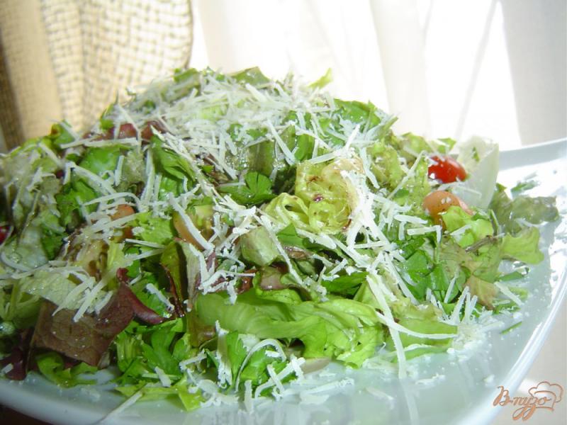 Фото приготовление рецепта: Зеленый салат с помидорами черри и пармезаном шаг №6