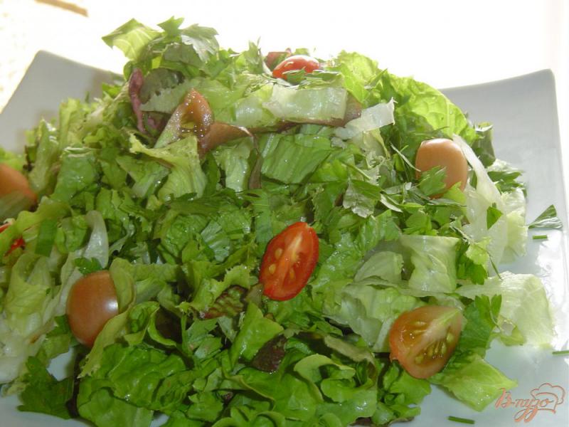 Фото приготовление рецепта: Зеленый салат с помидорами черри и пармезаном шаг №4