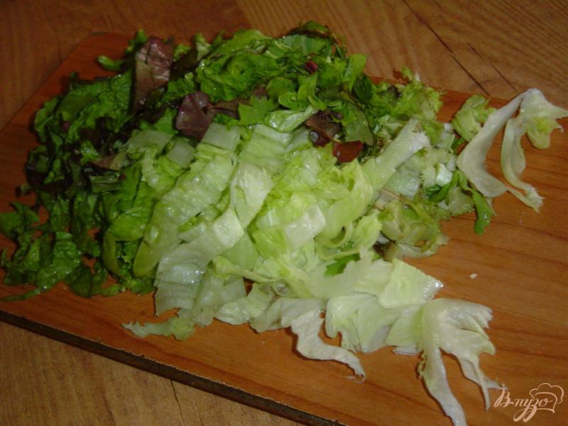 Фото приготовление рецепта: Зеленый салат с помидорами черри и пармезаном шаг №2