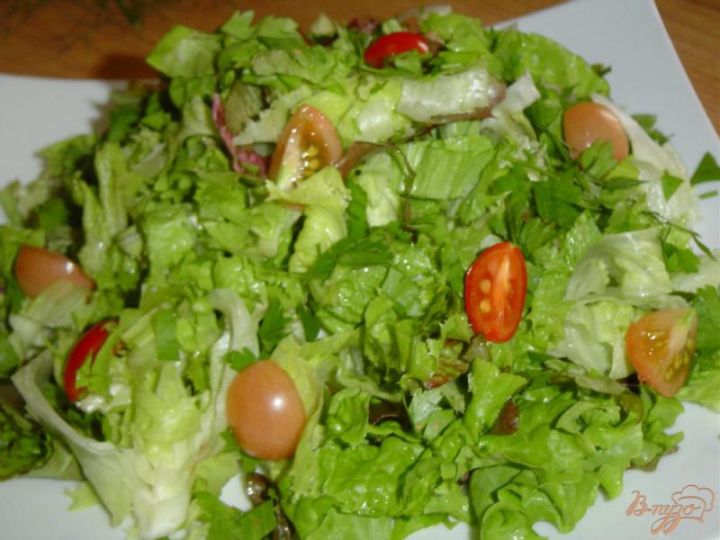 Фото приготовление рецепта: Зеленый салат с помидорами черри и пармезаном шаг №5