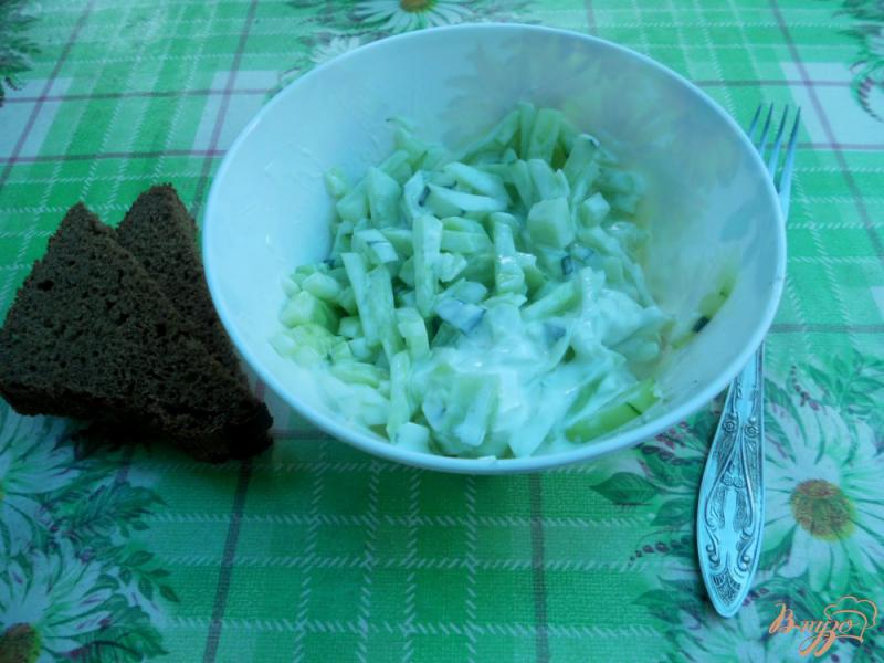 Фото приготовление рецепта: Салат из огурцов с чесночком шаг №5