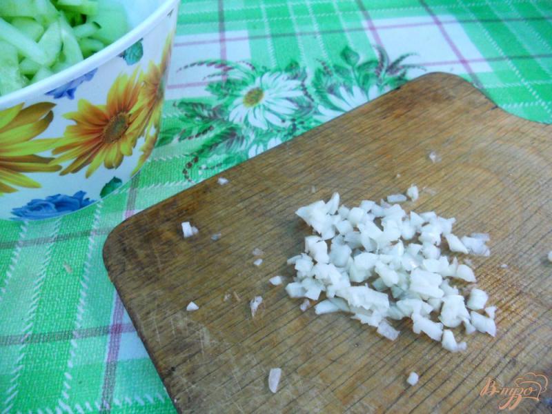 Фото приготовление рецепта: Салат из огурцов с чесночком шаг №3