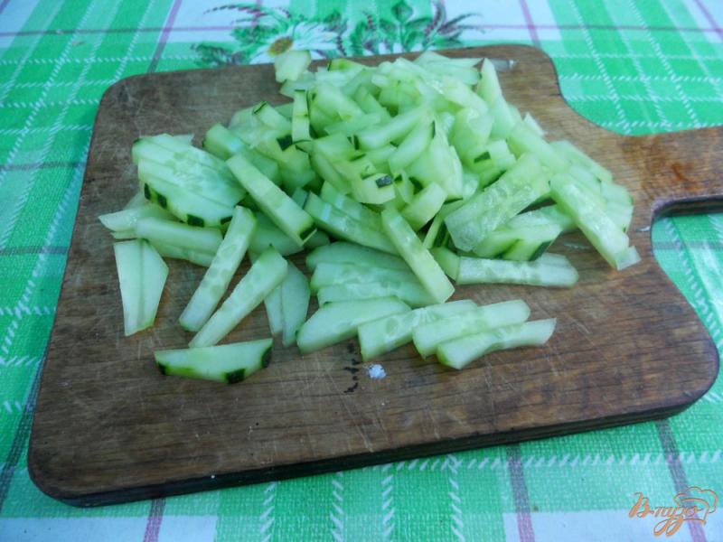 Фото приготовление рецепта: Салат из огурцов с чесночком шаг №2