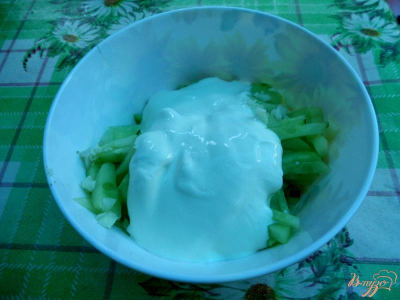 Фото приготовление рецепта: Салат из огурцов с чесночком шаг №4