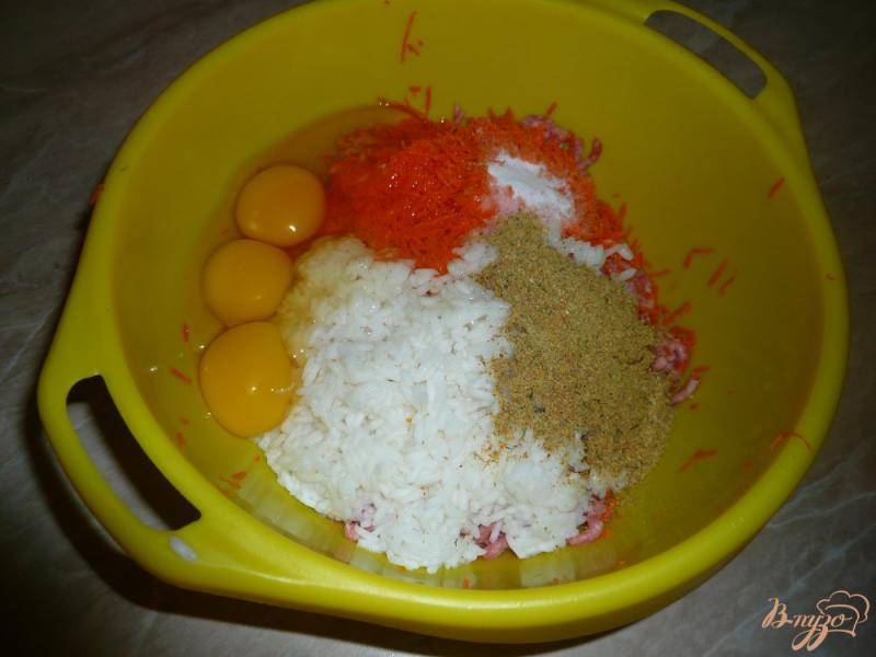 Фото приготовление рецепта: Запеканка из фарша с рисом и морковью в мультиварке шаг №4