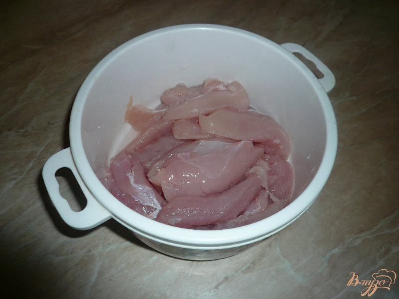 Фото приготовление рецепта: Куриная грудка, запеченная с яблоками шаг №2