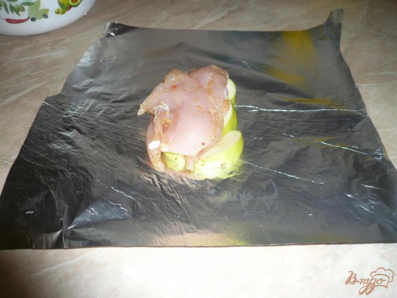 Фото приготовление рецепта: Куриная грудка, запеченная с яблоками шаг №6