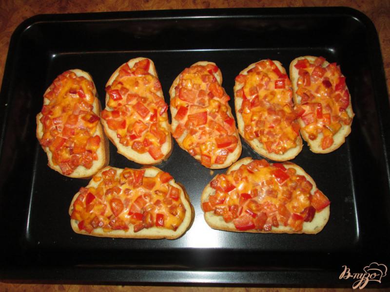 Фото приготовление рецепта: Быстрая пицца на хлебе шаг №8