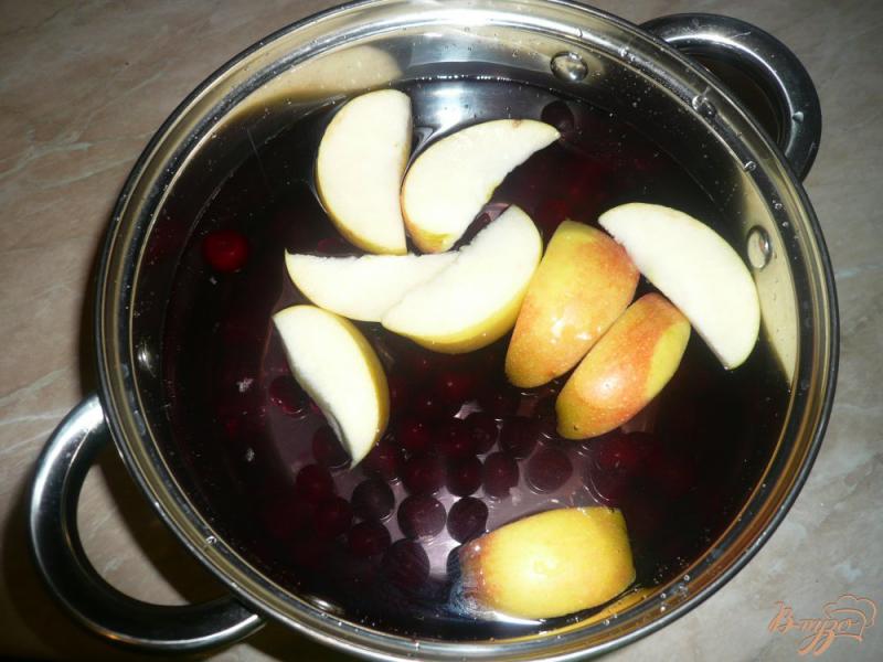 Фото приготовление рецепта: Яблочно-вишневый компот шаг №2