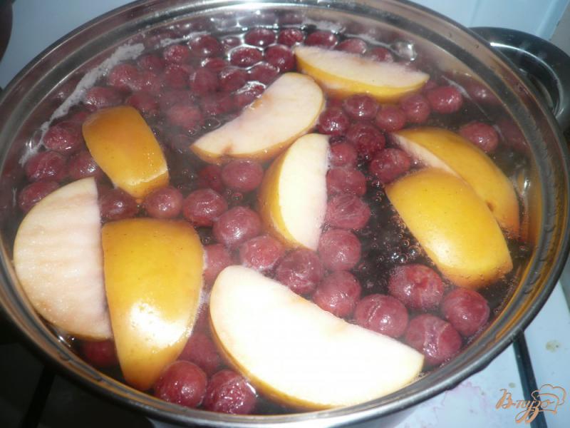 Фото приготовление рецепта: Яблочно-вишневый компот шаг №3