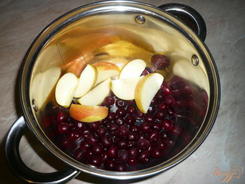 Фото приготовление рецепта: Яблочно-вишневый компот шаг №1