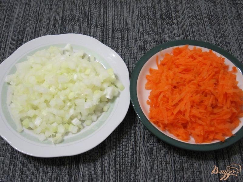 Фото приготовление рецепта: Толстолобик с овощами шаг №3