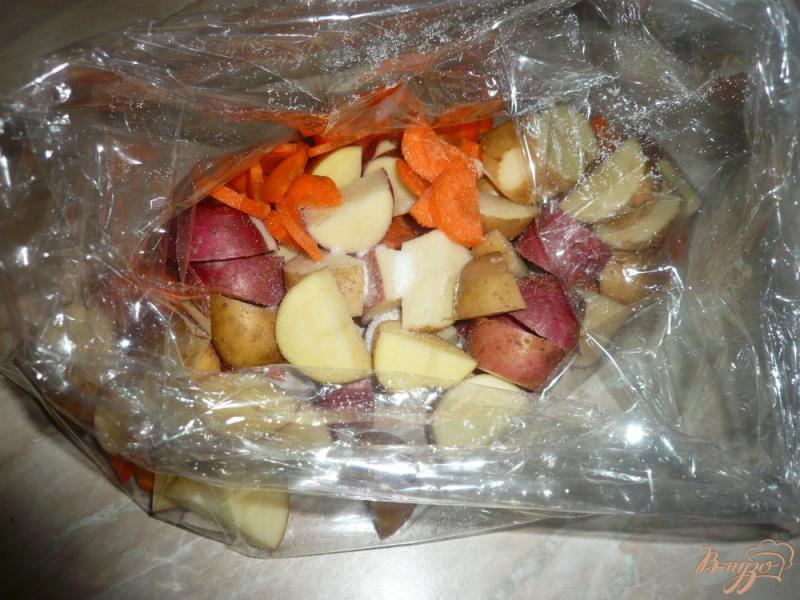 Фото приготовление рецепта: Курочка с овощами в пакете для запекания шаг №4