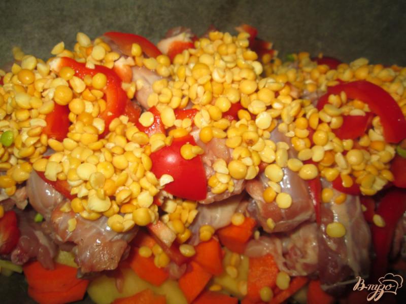 Фото приготовление рецепта: Куриные шейки с картофелем и горохом шаг №6
