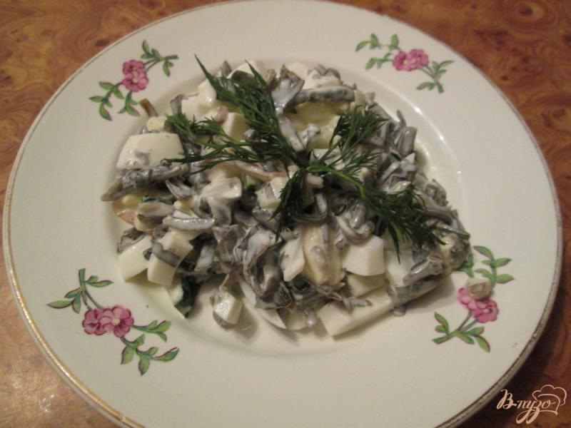 Фото приготовление рецепта: Салат с морской капустой, яйцом и огурцом шаг №5