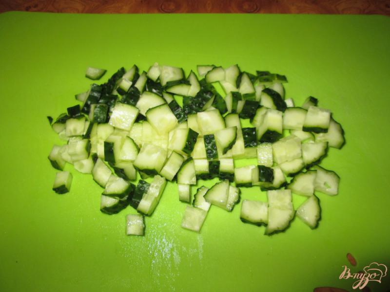 Фото приготовление рецепта: Салат с морской капустой, яйцом и огурцом шаг №2