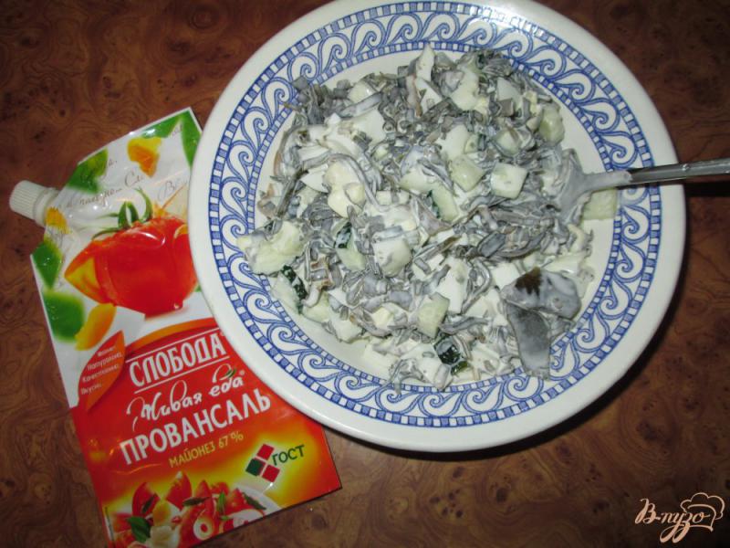 Фото приготовление рецепта: Салат с морской капустой, яйцом и огурцом шаг №4