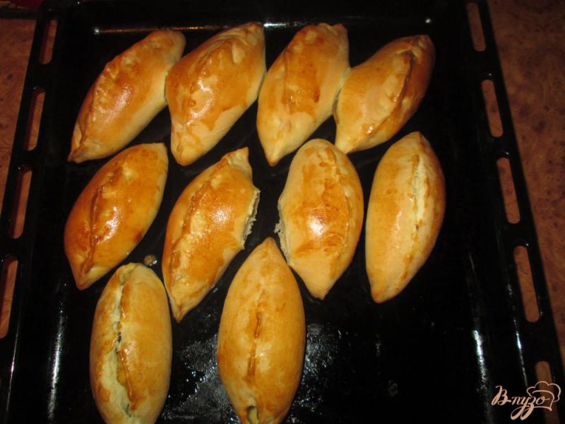 Фото приготовление рецепта: Пироги с капустой и яйцом из готового дрожжевого теста шаг №10