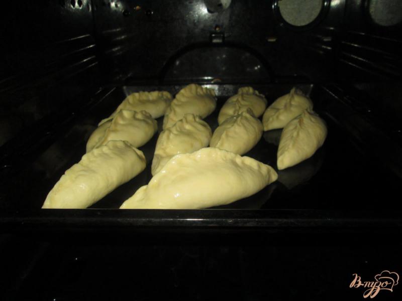 Фото приготовление рецепта: Пироги с капустой и яйцом из готового дрожжевого теста шаг №9