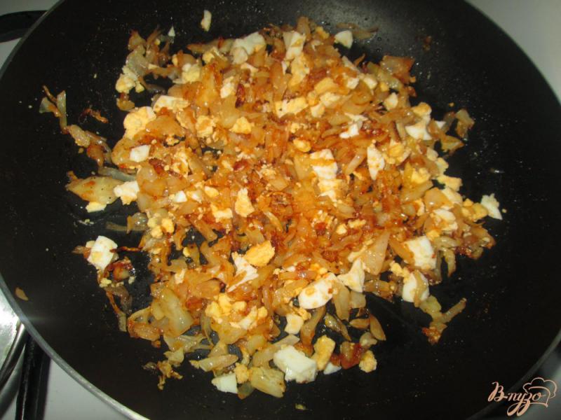 Фото приготовление рецепта: Пироги с капустой и яйцом из готового дрожжевого теста шаг №4