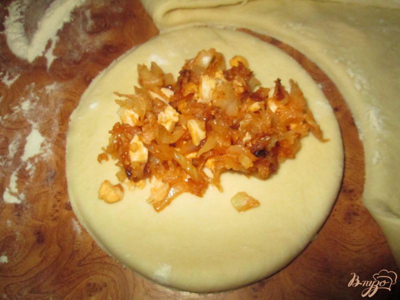 Фото приготовление рецепта: Пироги с капустой и яйцом из готового дрожжевого теста шаг №5