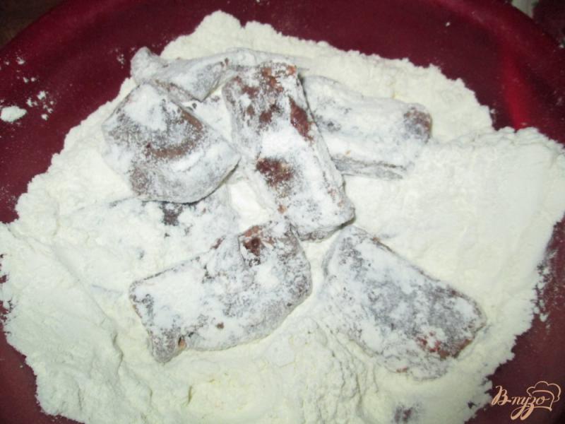 Фото приготовление рецепта: Печень тушеная в сметане с чесноком шаг №2
