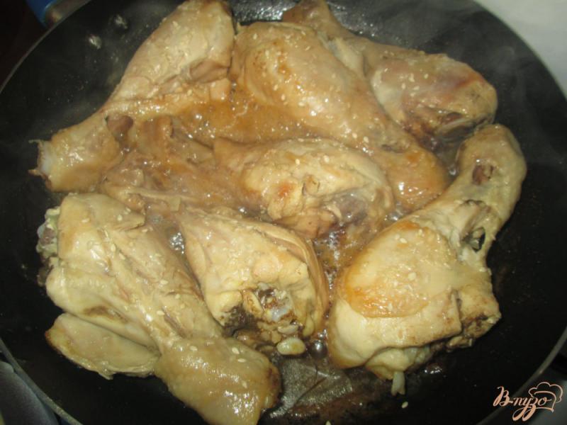 Фото приготовление рецепта: Куриная голень с кунжутом и соевым соусом шаг №6