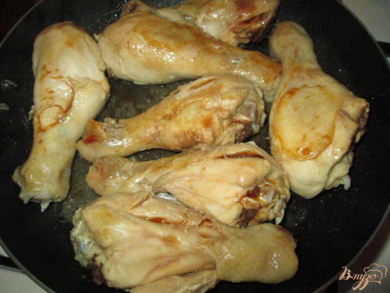 Фото приготовление рецепта: Куриная голень с кунжутом и соевым соусом шаг №4