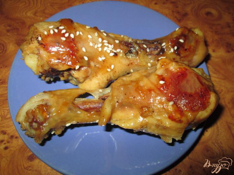 Фото приготовление рецепта: Куриная голень с кунжутом и соевым соусом шаг №7