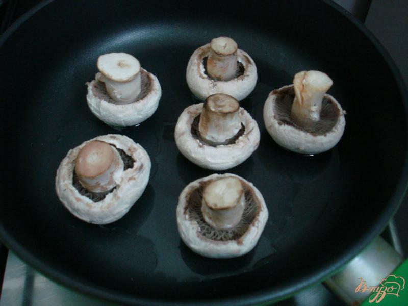 Фото приготовление рецепта: Карп фаршированный с грибами шаг №3