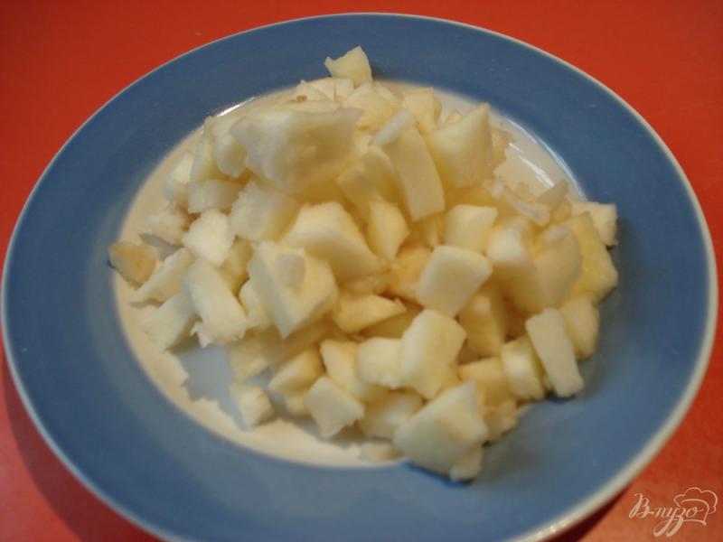 Фото приготовление рецепта: Оладьи с яблоками,орехами и изюмом шаг №3