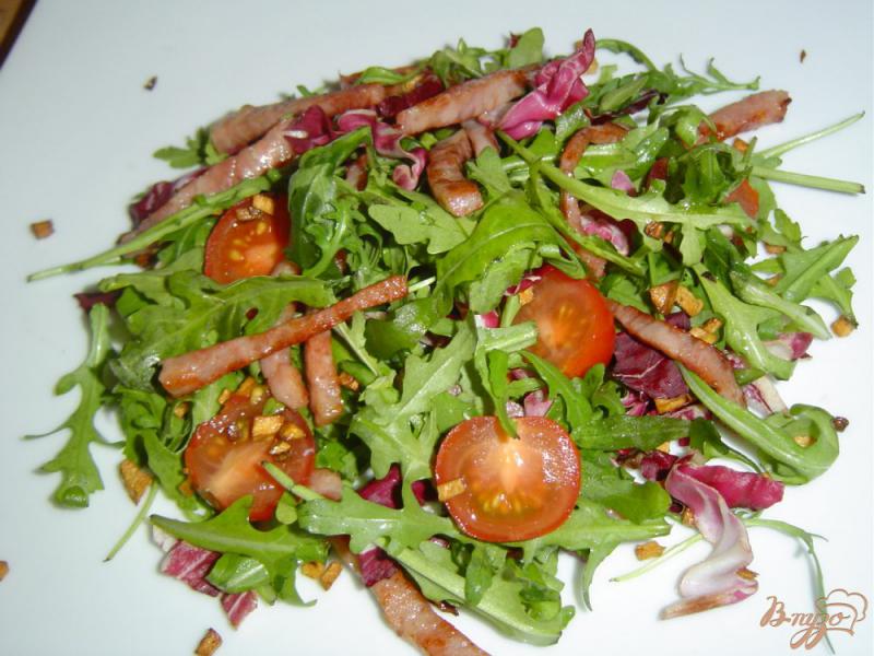 Фото приготовление рецепта: Зеленый салат с помидорами,ветчиной, жареным чесноком шаг №6