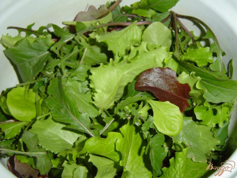 Фото приготовление рецепта: Зеленый салат с малосольной семгой и помидорами шаг №1