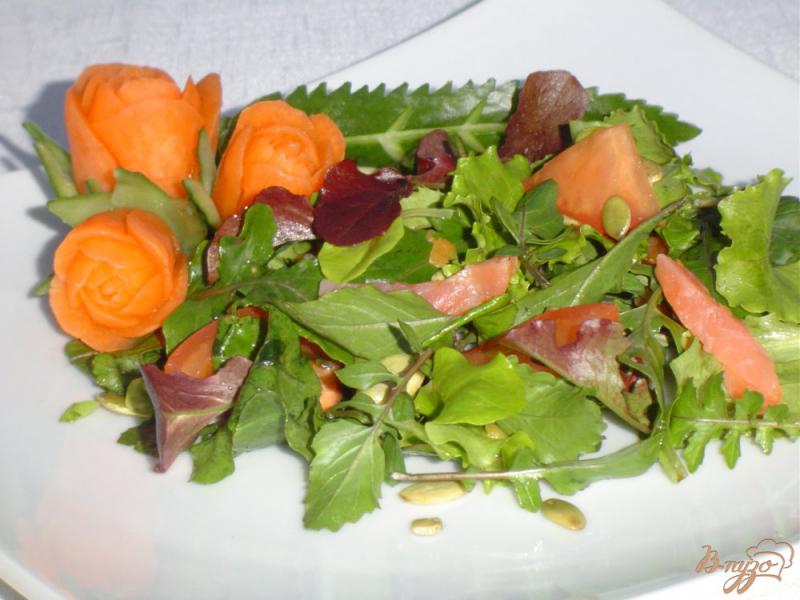 Фото приготовление рецепта: Зеленый салат с малосольной семгой и помидорами шаг №5