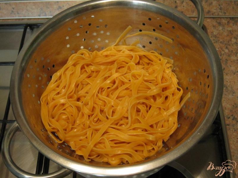Фото приготовление рецепта: Тальятелле со шпинатом и сливочным сыром шаг №6