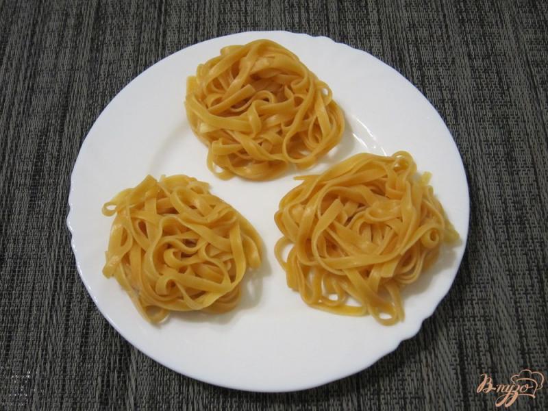 Фото приготовление рецепта: Тальятелле со шпинатом и сливочным сыром шаг №7