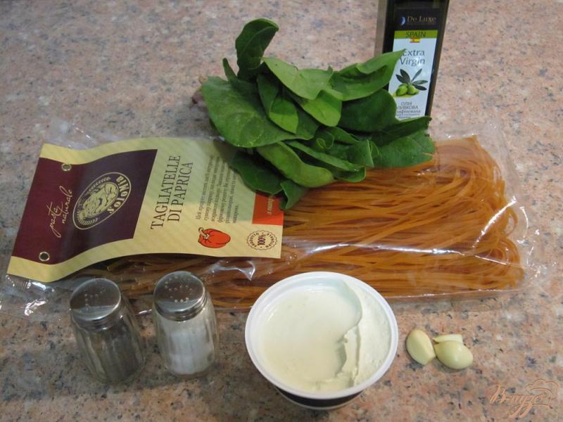Фото приготовление рецепта: Тальятелле со шпинатом и сливочным сыром шаг №1