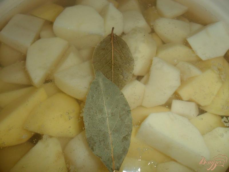 Фото приготовление рецепта: Картофельное пюре с луком и мускатным орехом шаг №1