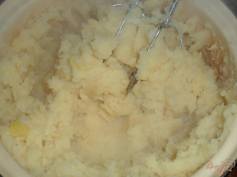 Фото приготовление рецепта: Картофельное пюре с луком и мускатным орехом шаг №3