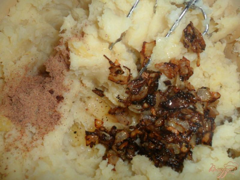 Фото приготовление рецепта: Картофельное пюре с луком и мускатным орехом шаг №4
