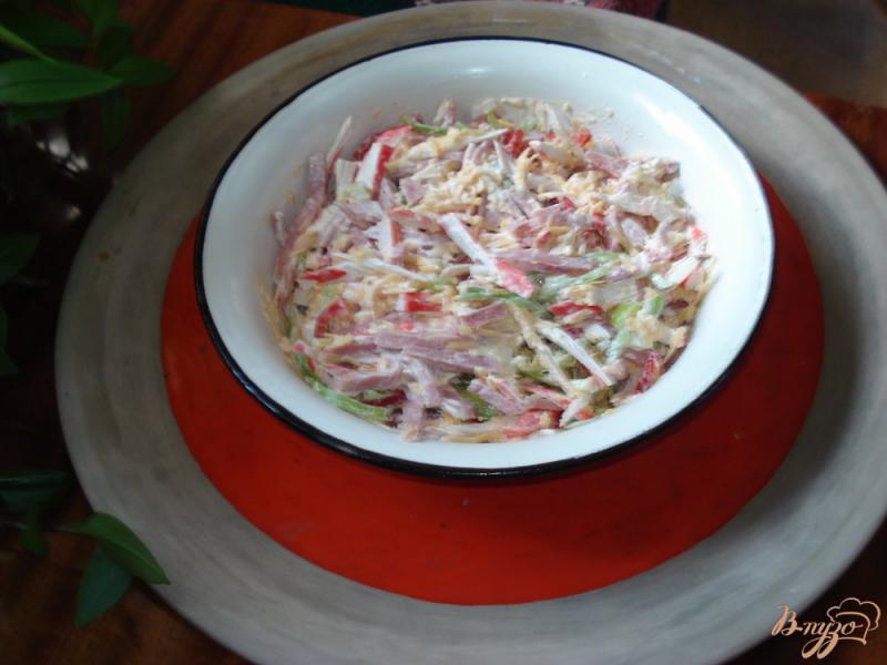 Фото приготовление рецепта: Салат с ветчиной,крабовыми палочками и сладким перцем шаг №3